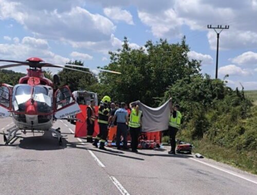 Mladý motorkár spadol pri predbiehaní na vozovku, následne sa jeho motocykel zachytil o koleso protiidúcej dodávky