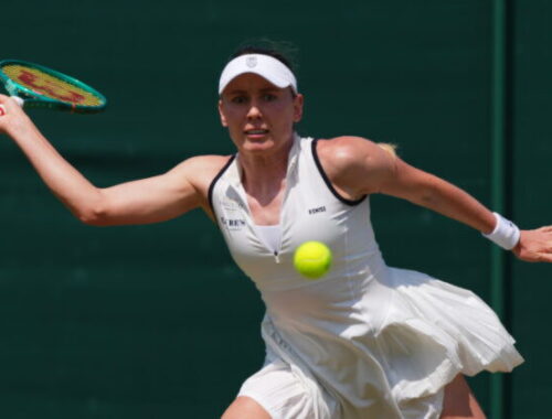 Nasadená jednotka skolabovala z tepla. Mladá Ruska prvé víťazstvo na okruhu WTA preplakala