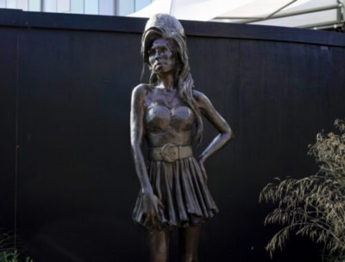 Otec Amy Winehouse musí po prehratom spore zaplatiť jej priateľkám takmer milión libier