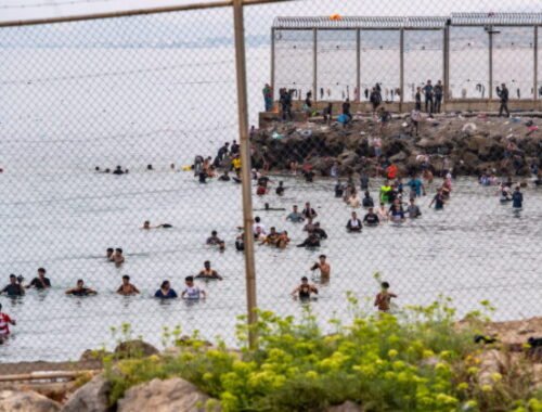 Top foto dňa (31. júl 2026): Migranti, útulok pre rodiny, vojenský útok, protest a dráhová cyklistika
