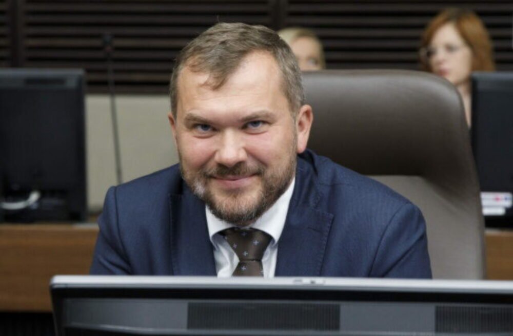 Karas sa pustil do Smeru aj progresívcov. Hádajú sa o peniaze, namiesto riešenia problémov Slovenska