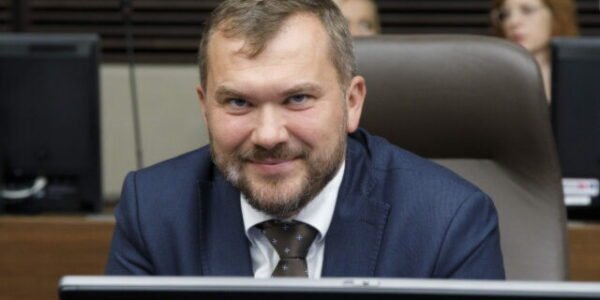 Karas sa pustil do Smeru aj progresívcov. Hádajú sa o peniaze, namiesto riešenia problémov Slovenska