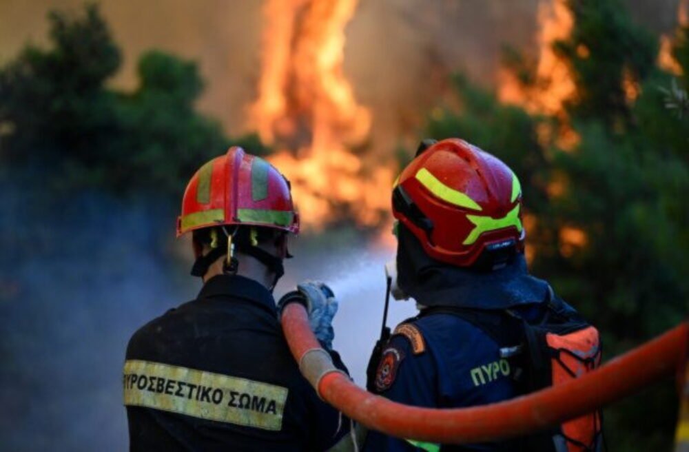 75697_greece_wildfires__48_2-1-640x420.jpg Pri zrážke hasičských vrtuľníkov zahynuli v Grécku dvaja piloti, krajinu sužujú rozsiahle požiare