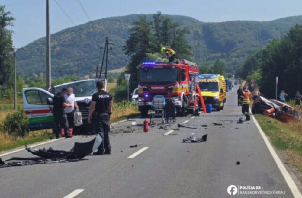 75884_765187882_1651581113633579_750284383520142382_n-640x420.jpg Po zrážke osobného auta s dopravnou zdravotnou službou skončili všetci účastníci nehody v nemocnici