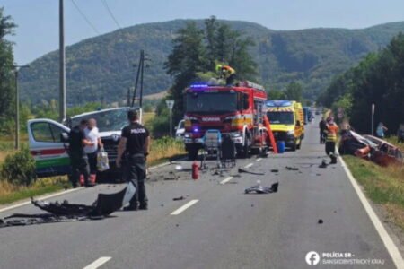 Po zrážke osobného auta s dopravnou zdravotnou službou skončili všetci účastníci nehody v nemocnici