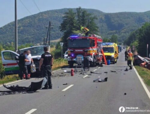 Po zrážke osobného auta s dopravnou zdravotnou službou skončili všetci účastníci nehody v nemocnici