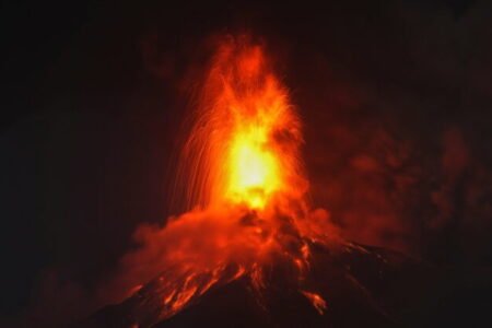 Top foto dňa (4. august 2026): Erupcia sopky Fuego, obnova Kozej ulice, stehlíky a extrémne počasie