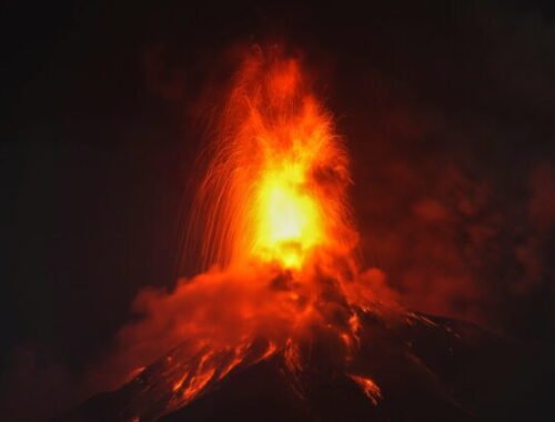 Top foto dňa (4. august 2026): Erupcia sopky Fuego, obnova Kozej ulice, stehlíky a extrémne počasie