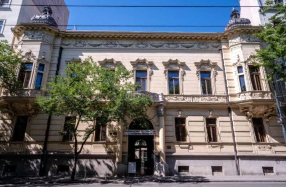 75921_pistoriho-palac-640x420.jpg Nádvorie Pistoriho paláca po rekonštrukcii sprístupnili pre verejnosť, pribudlo aj umenie – VIDEO