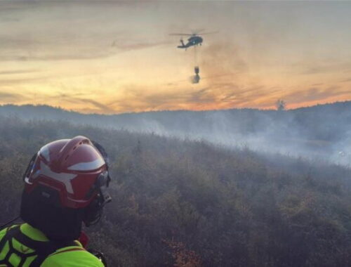 Požiar pri Trstíne zamestnal desiatky hasičov aj vrtuľník Black Hawk. Oheň sa rozšíril na približne 130 hektárov – FOTO