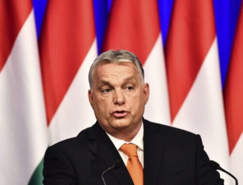 Po Orbánovi prichádza prestavba verejnoprávnych médií, zamestnanci žijú v neistote