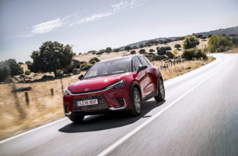 76230_2025_lbx_red_dynamic_037-titulka-640x420.jpg Lexus LBX: Malé SUV, ktoré prináša veľký kus prémiového sveta