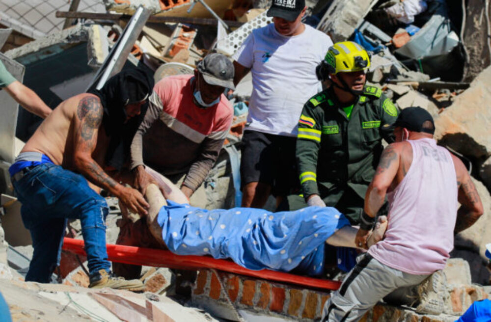 76289_aptopix_colombia_earthquake_23534-640x420.jpg Záchranári holými rukami pátrajú po preživších, zemetrasenie v Kolumbii zabilo 111 ľudí