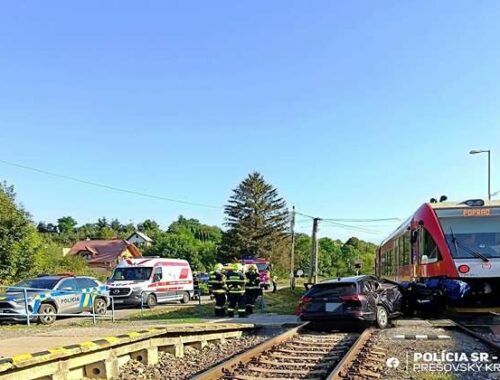 Auto nedalo prednosť vlaku, na mieste zasahovali všetky záchranné zložky – FOTO