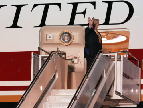 Washington Post: Trump pre hrozbu atentátu tajne odletel z Turecka menším lietadlom