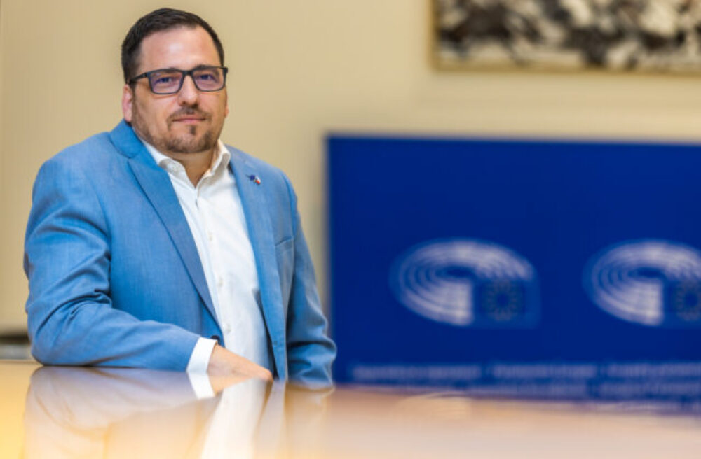 EÚ naďalej vyváža strategickú surovinu do Ruska. Europoslanec Zdechovský varuje pred možnou podporou vojnového priemyslu