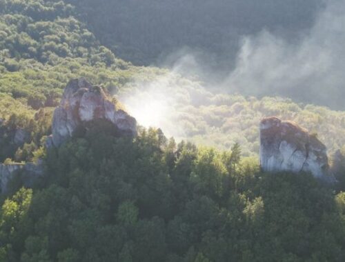 Súľovské skaly sú stále v plameňoch, do boja s požiarom nasadili vrtuľníky – FOTO