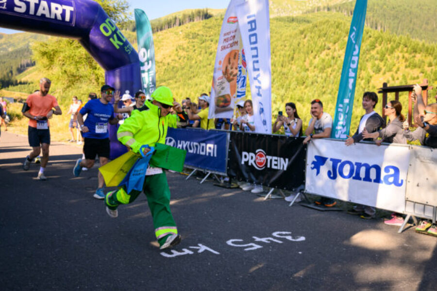 Top foto dňa (16. august 2026): Beh od Tatier k Dunaju, rast cien palív na Slovensku a následky vojen