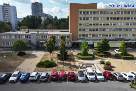 Top foto dňa (19. august 2026): Budúca 24-hodinová lekáreň, Trumpov heliport, útok na Kyjev a robotické psy