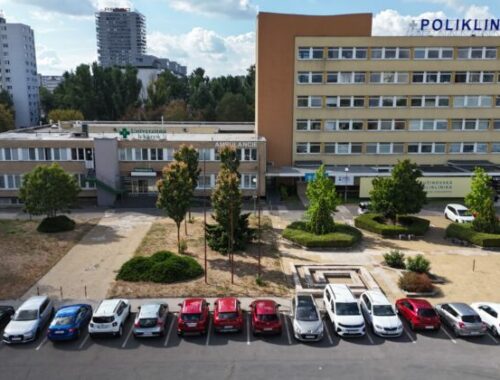 Top foto dňa (19. august 2026): Budúca 24-hodinová lekáreň, Trumpov heliport, útok na Kyjev a robotické psy