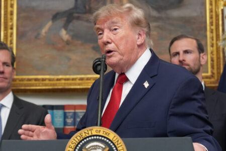 Trump spustil „bezprecedentnú“ ekonomickú ofenzívu proti Iránu, hrozí trestami aj ďalším krajinám